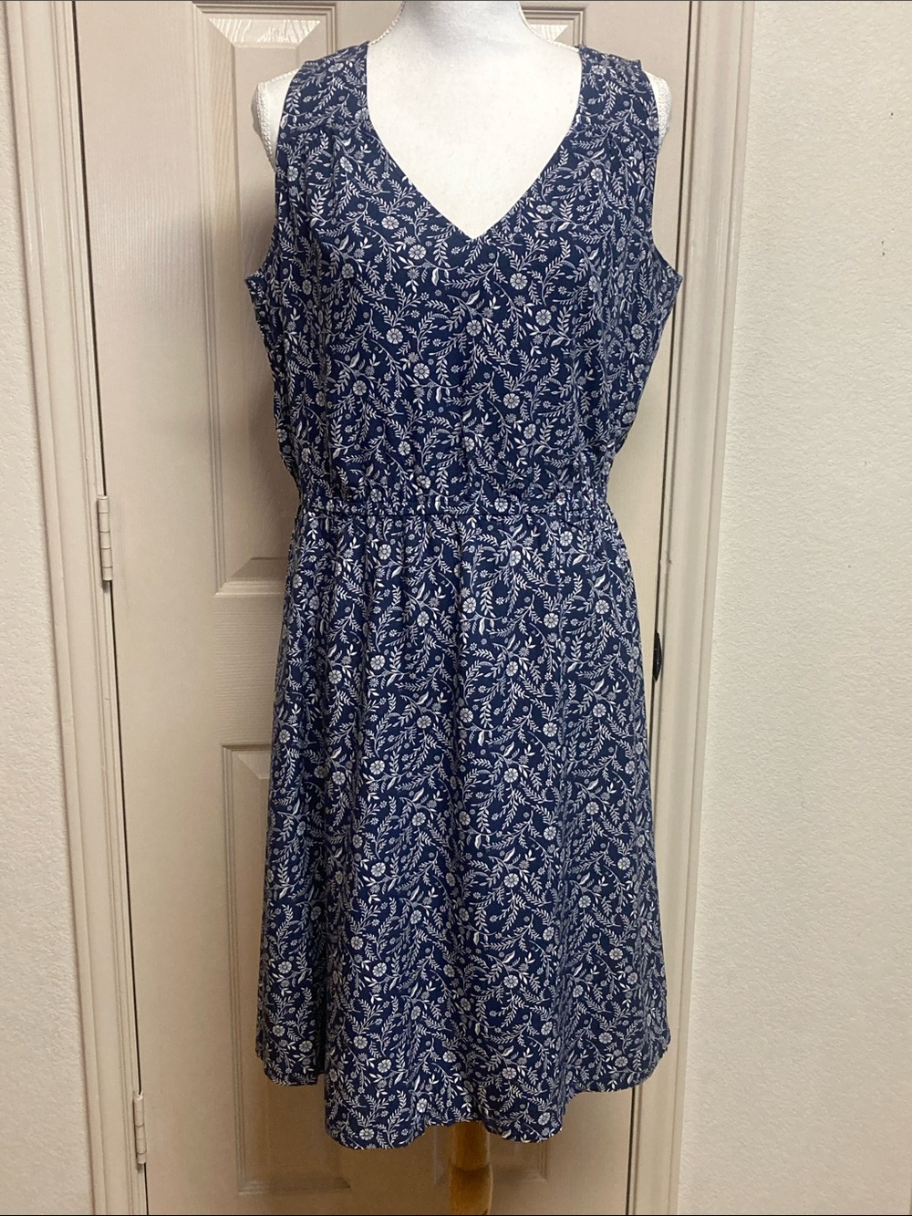 Old Navy V-neck Elastic Waist Sleeveless Dress Blue White Floral Sz L/tall